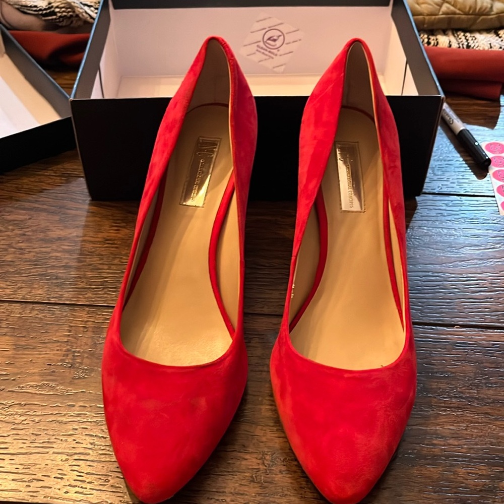 INC Zitah SUEDE red pumps